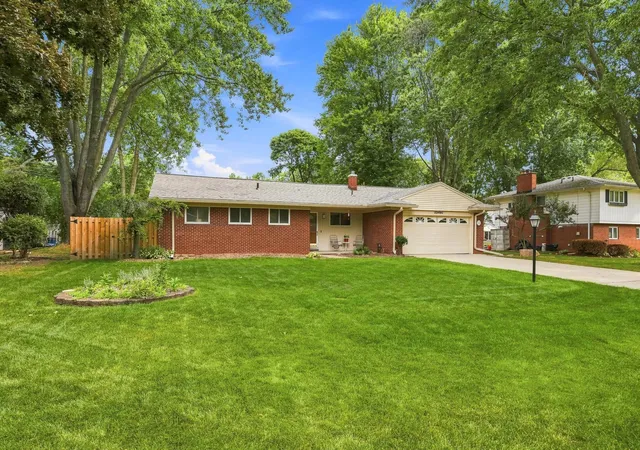Photo 4 of Single family home for sale at 32460 Dunford St, Farmington Hills, MI 48334 | MLS# 81026042969 | Listing updated on 2026-09-01
