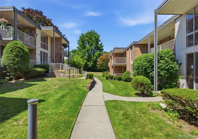 Listing Photo 2 - Condo for sale in building located at 4041 W Maple Rd, Bloomfield Hills, MI 48301 - Unit #E102