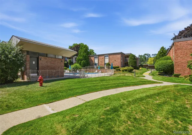 Photo 20 of Condo for sale at 4041 W Maple Rd #E102, Bloomfield Hills, MI 48301 | MLS# 20261064932 | Listing updated on 2026-09-13