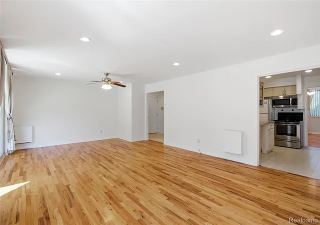 Photo 4 of Condo for sale at 4041 W Maple Rd #E102, Bloomfield Hills, MI 48301 | MLS# 20261064932 | Listing updated on 2026-09-13