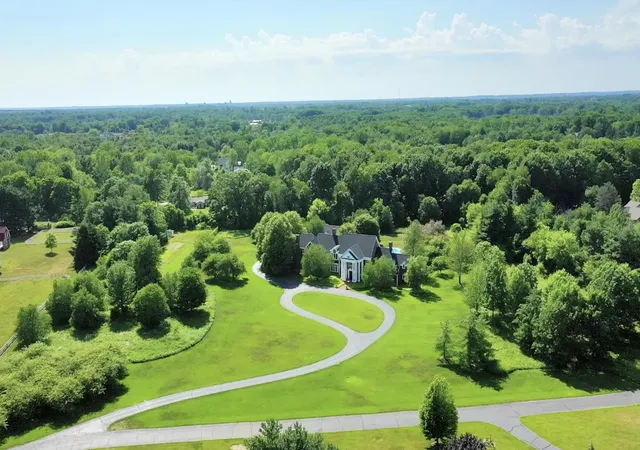 Photo 3 of Mansion for sale at 560 Saddlebrook Dr Ne, Ada, MI 49301 | MLS# 65026042986 | Listing updated on 2026-08-17