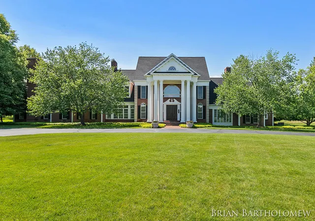 Photo 4 of Single family home for sale at 560 Saddlebrook Dr NE, Ada, MI 49301 | MLS# 65026042986 | Listing updated on 2026-08-17