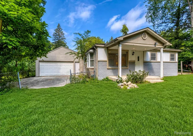 Photo 2 of Single family home for sale at 35095 Bridgeman St, Farmington Hills, MI 48335 | MLS# 20261064949 | Listing updated on 2026-08-24