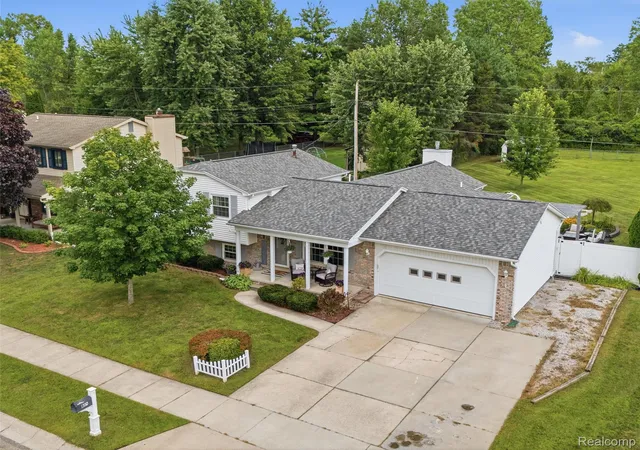 Photo 3 of Single family home for sale at 815 Montana St, Marysville, MI 48040 | MLS# 20261064951 | Listing updated on 2026-09-17
