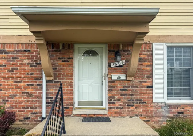 Listing Photo 2 - Condo for sale in building located at 36721 Park Pl Dr, Sterling Heights, MI 48310