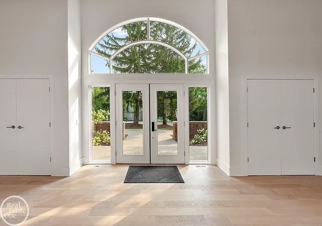 Photo 2 of Mansion for sale at 4585 Kiftsgate Bnd, Bloomfield Hills, MI 48302 | MLS# 58050218677 | Listing updated on 2026-09-13