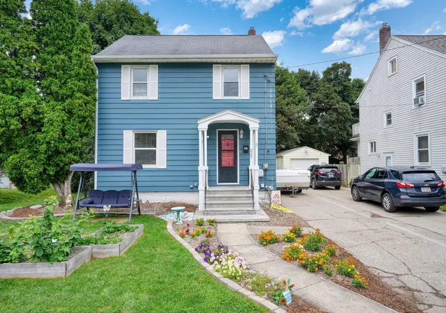 Photo 3 of Single family home for sale at 227 N Bowen St, Jackson, MI 49202 | MLS# 55026043013 | Listing updated on 2026-09-11