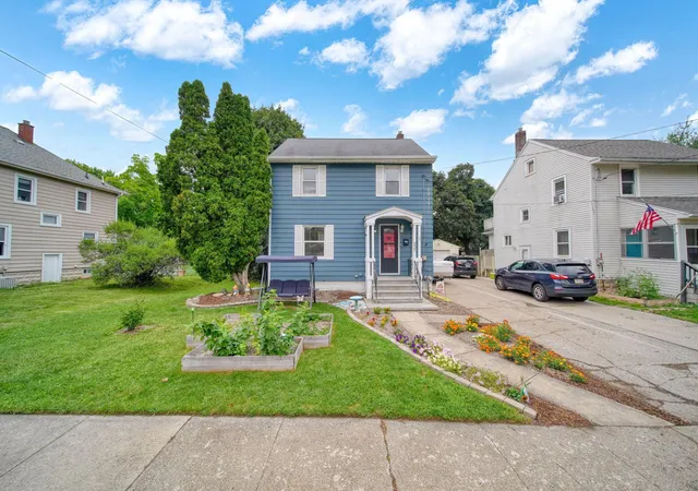 Photo 3 of Single family home for sale at 227 N Bowen St, Jackson, MI 49202 | MLS# 55026043013 | Listing updated on 2026-09-11