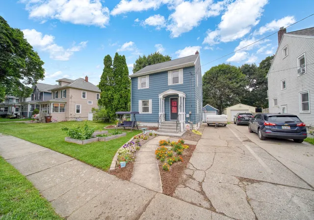 Photo 4 of Single family home for sale at 227 N Bowen St, Jackson, MI 49202 | MLS# 55026043013 | Listing updated on 2026-09-11