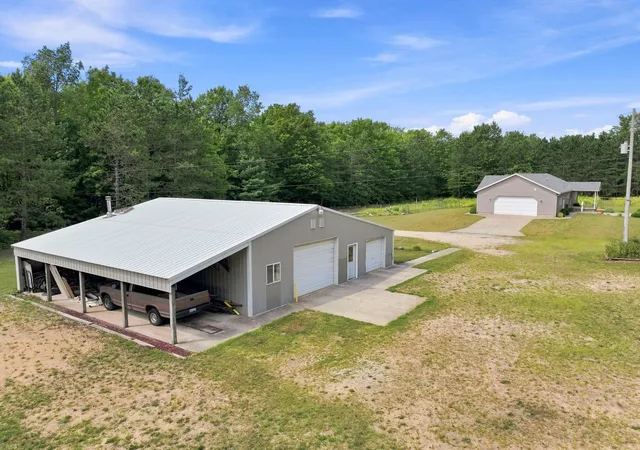 Photo 3 of Single family home for sale at 275 S 35 Road, Cadillac, MI 49601 | MLS# 78080072412 | Listing updated on 2026-08-19