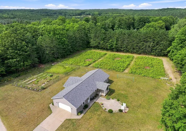Photo 3 of Single family home for sale at 275 S 35 Road, Cadillac, MI 49601 | MLS# 78080072412 | Listing updated on 2026-08-19