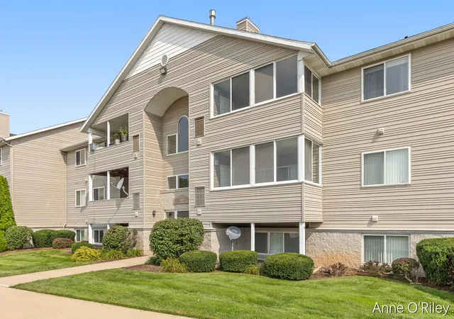 Listing Photo 2 - Condo for sale in building located at 8372 N Jasonville Ct SE, Caledonia, MI 49316