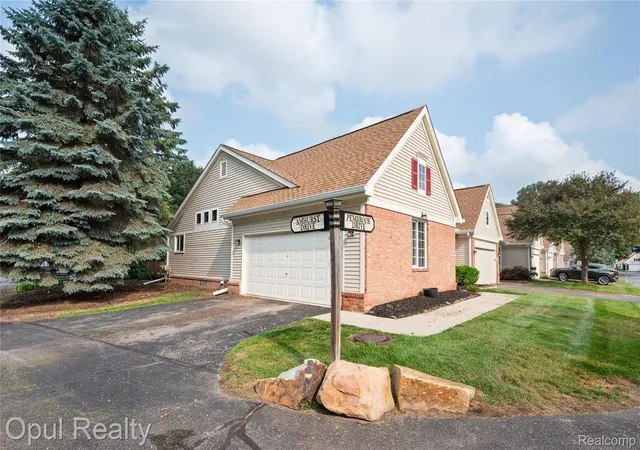 Listing Photo 2 - Condo for sale in building located at 6351 Pembrook Dr, Westland, MI 48185