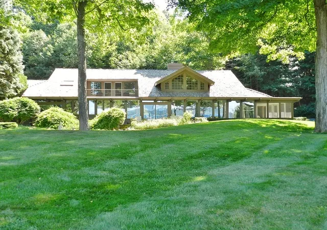 Photo 1 of Single family home for sale at 7200 Peninsula Dr, Traverse City, MI 49686 | MLS# 78080072416 | Listing updated on 2026-09-15