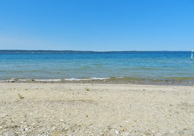 Photo 3 of Single family home for sale at 7200 Peninsula Dr, Traverse City, MI 49686 | MLS# 78080072416 | Listing updated on 2026-09-15