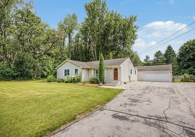 Photo 1 of Single family home for sale at 2511 Reynolds Rd, Jackson, MI 49201 | MLS# 55026043033 | Listing updated on 2026-08-17