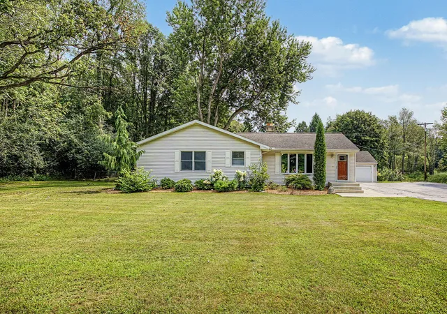 Photo 2 of Single family home for sale at 2511 Reynolds Rd, Jackson, MI 49201 | MLS# 55026043033 | Listing updated on 2026-08-17