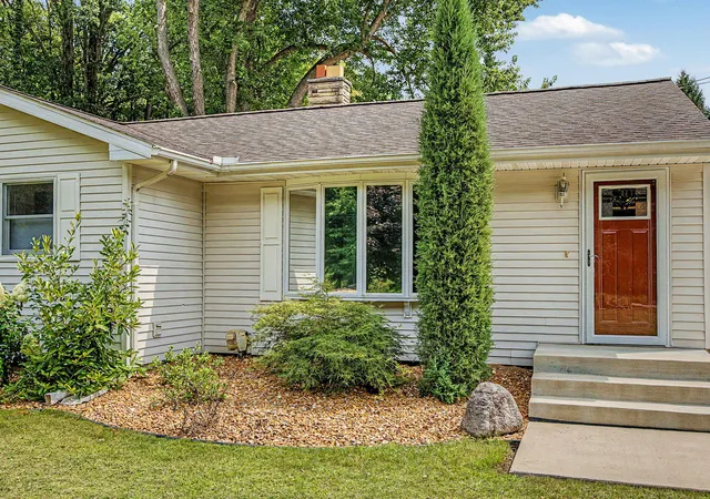 Photo 3 of Single family home for sale at 2511 Reynolds Rd, Jackson, MI 49201 | MLS# 55026043033 | Listing updated on 2026-08-17