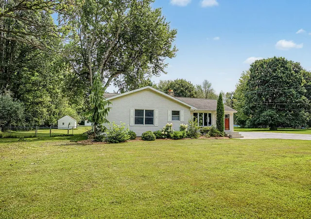 Photo 3 of Single family home for sale at 2511 Reynolds Rd, Jackson, MI 49201 | MLS# 55026043033 | Listing updated on 2026-08-17