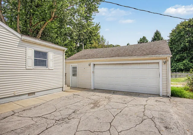 Photo 4 of Single family home for sale at 2511 Reynolds Rd, Jackson, MI 49201 | MLS# 55026043033 | Listing updated on 2026-08-17
