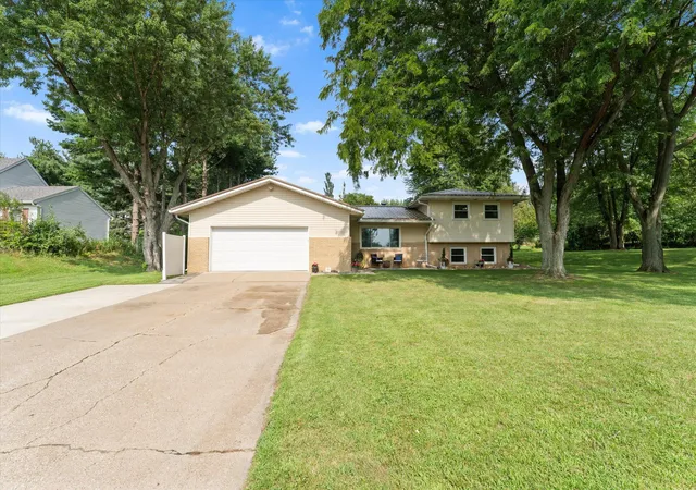 Photo 2 of Single family home for sale at 69601 Christiann Crk Dr, Edwardsburg, MI 49112 | MLS# 69026043035 | Listing updated on 2026-09-14