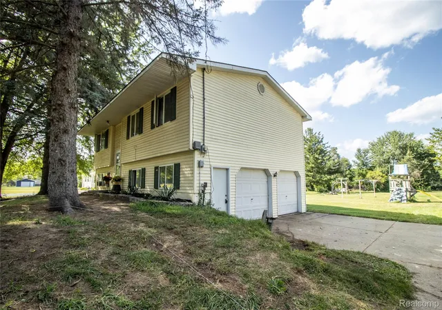 Photo 3 of Single family home for sale at 10340 Farrand Rd, Montrose Charter Township Genesee, MI 48457 | MLS# 20261065015 | Listing updated on 2026-09-12