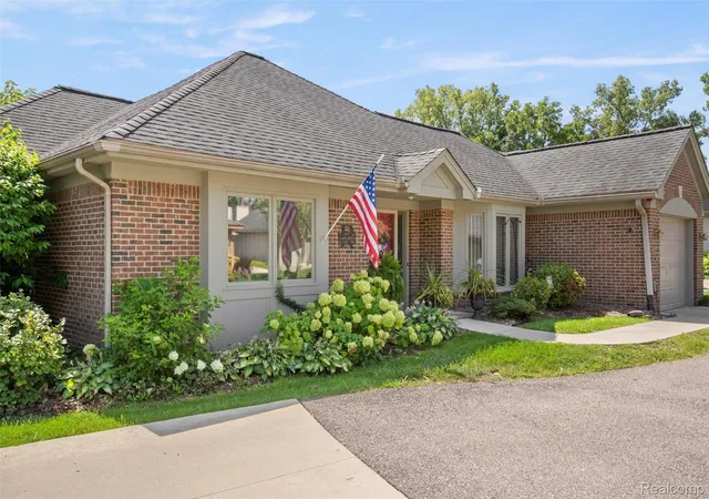 Listing Photo 3 - Condo for sale in building located at 21388 Magnolia Ct, Farmington Hills, MI 48336