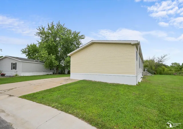 Photo 3 of Single family home for sale at 584 Pine Tree Ct, Monroe, MI 48161 | MLS# 57050218690 | Listing updated on 2026-09-18