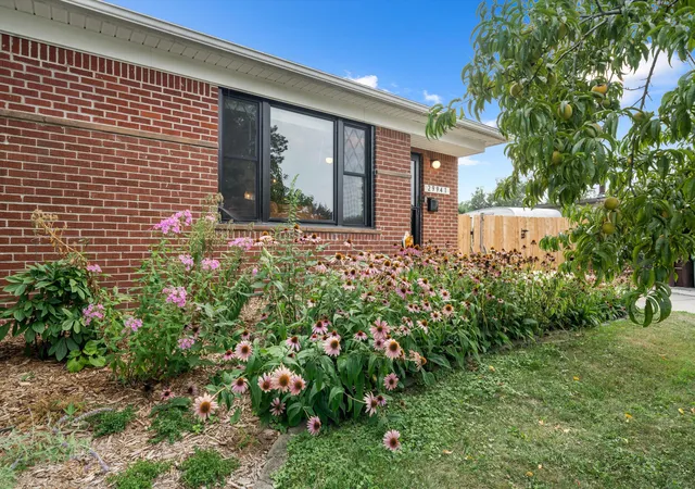 1st image of 29941 Leona Ct, Garden City, MI 48135 | MLS# 81026043051