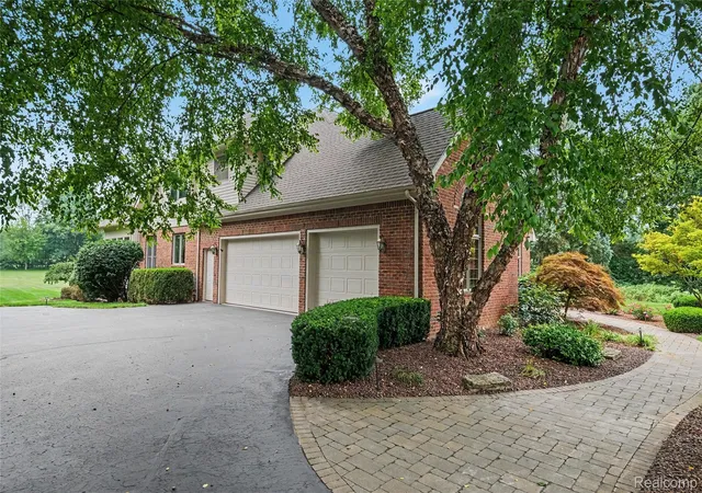 Photo 3 of Single family home for sale at 4678 Edinburgh Dr, Howell, MI 48843 | MLS# 20261065039 | Listing updated on 2026-09-28