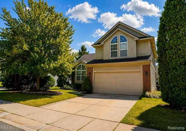 Photo 2 of Single family home for sale at 6473 Lake Meadow Dr, Waterford, MI 48327 | MLS# 20261065057 | Listing updated on 2026-09-19
