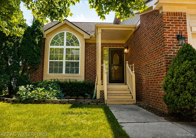 Photo 3 of Single family home for sale at 6473 Lake Meadow Dr, Waterford, MI 48327 | MLS# 20261065057 | Listing updated on 2026-09-19