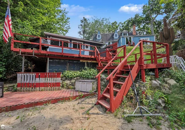 Photo 3 of Single family home for sale at 546 Bellevue Ave, Lake Orion, MI 48362 | MLS# 5050218703 | Listing updated on 2026-08-20