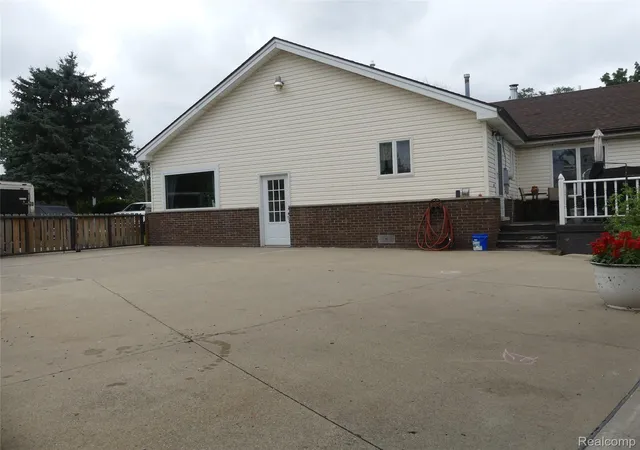 Photo 3 of Single family home for sale at 8335 Pardee Rd, Taylor City Wayne, MI 48180 | MLS# 20261065083 | Listing updated on 2026-08-27
