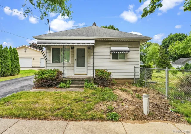 Photo 2 of Single family home for sale at 2083 Dutcher St, Flint Charter Township Genesee, MI 48532 | MLS# 20261065103 | Listing updated on 2026-09-15