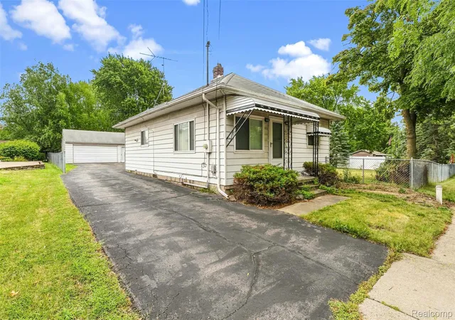 Photo 3 of Single family home for sale at 2083 Dutcher St, Flint Charter Township Genesee, MI 48532 | MLS# 20261065103 | Listing updated on 2026-09-15