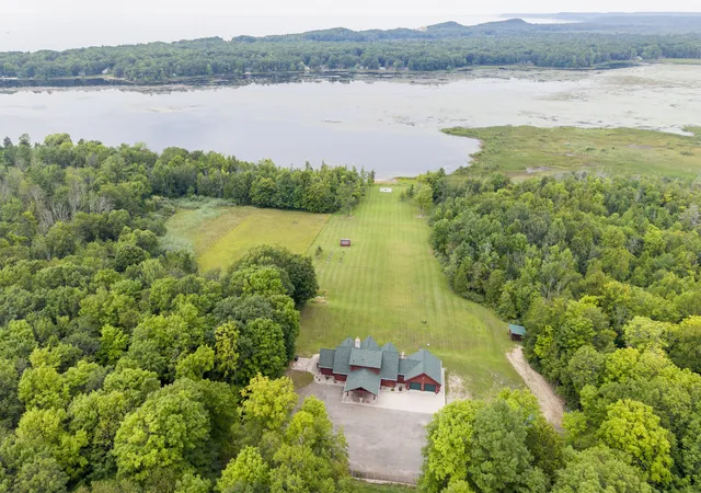 Photo 3 of Single family home for sale at 302 E Kott Rd, Manistee, MI 49660 | MLS# 67026043097 | Listing updated on 2026-08-26