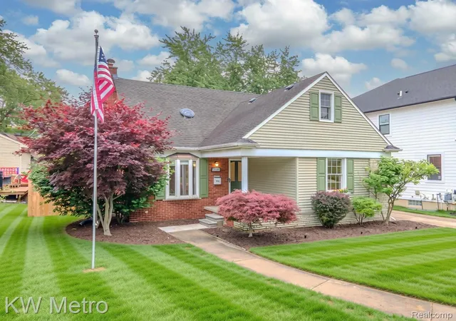 Photo 3 of Single family home for sale at 2120 Vinsetta Blvd, Royal Oak, MI 48073 | MLS# 20261065126 | Listing updated on 2026-09-14