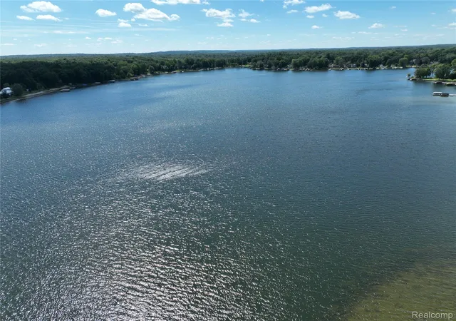 Photo 3 of Single family home for sale at 5307 Edgelake Dr, Hamburg Township Livingston, MI 48169 | MLS# 20261065149 | Listing updated on 2026-09-11