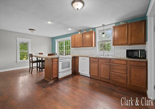 3rd image of 2016 E Croton Dr, Newaygo, MI 49337 | MLS# 65026043122