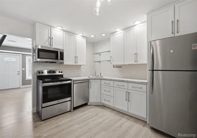 Listing Photo 4 - Condo for sale in building located at 862 N Main St, Milford, MI 48381