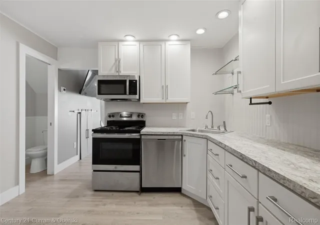 Listing Photo 5 - Condo for sale in building located at 862 N Main St, Milford, MI 48381