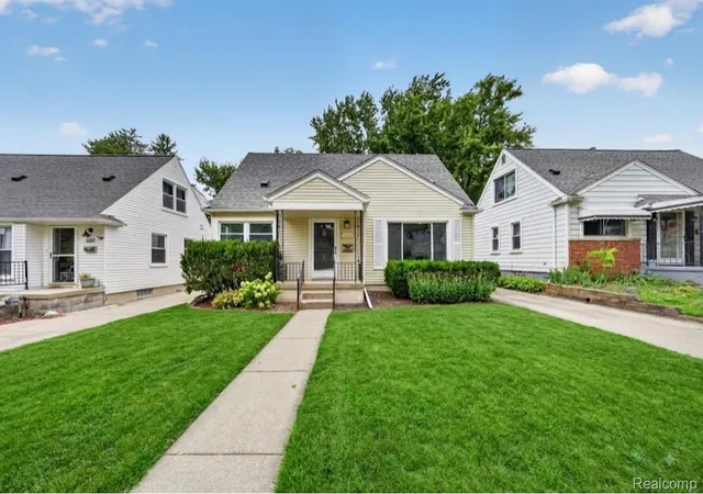 Photo 2 of Single family home for sale at 326 Walnut Ave, Royal Oak, MI 48073 | MLS# 20261065180 | Listing updated on 2026-10-10