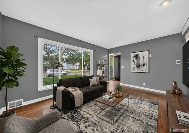 Photo 4 of Single family home for sale at 326 Walnut Ave, Royal Oak, MI 48073 | MLS# 20261065180 | Listing updated on 2026-10-10