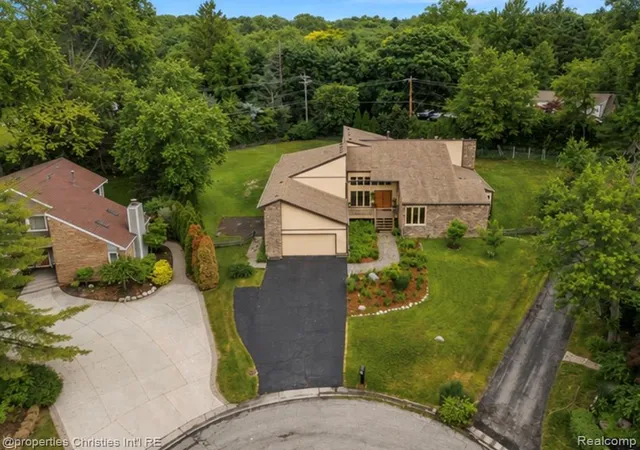 Photo 2 of Single family home for sale at 4566 Walden Dr, Bloomfield Hills, MI 48301 | MLS# 20261065196 | Listing updated on 2026-09-13