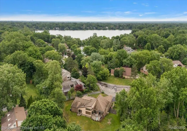 Photo 3 of Single family home for sale at 4566 Walden Dr, Bloomfield Hills, MI 48301 | MLS# 20261065196 | Listing updated on 2026-09-13