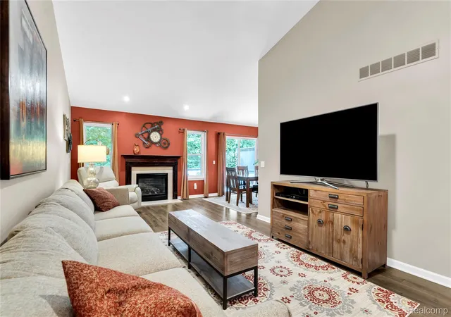 Listing Photo 4 - Condo for sale in building located at 12045 Hickory W, Utica, MI 48315