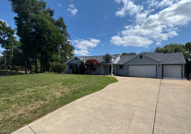 Photo 2 of Single family home for sale at 3251 Mann Rd, Waterford Charter Township Oakland, MI 48346 | MLS# 20261065241 | Listing updated on 2026-09-13