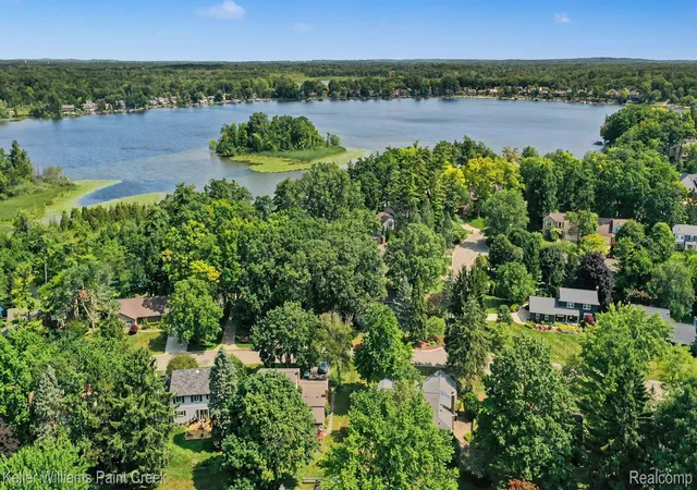 2nd image of 2711 Armstrong Dr, Lake Orion, MI 48360 | MLS# 20261065250