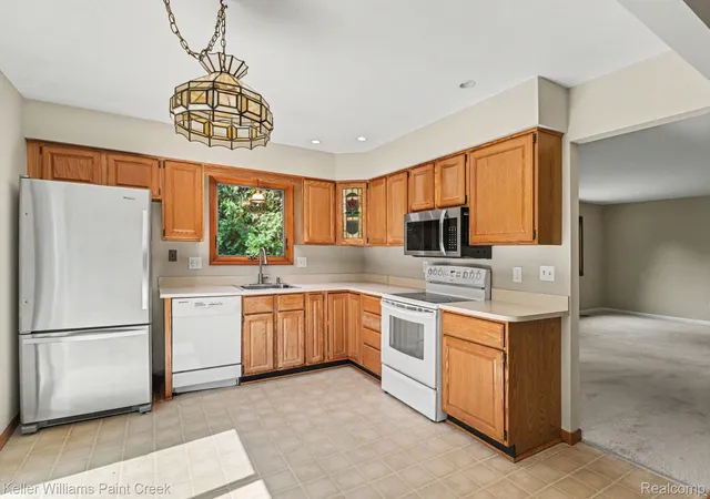 5th image of 2711 Armstrong Dr, Lake Orion, MI 48360 | MLS# 20261065250